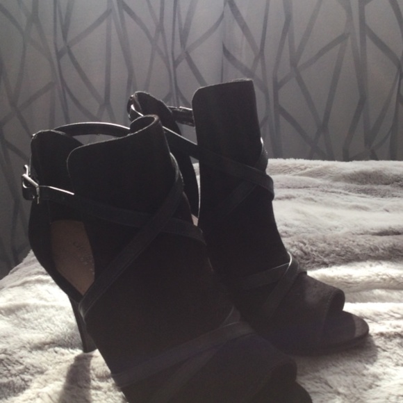 Black faux suede heels size 8 - Picture 2 of 8